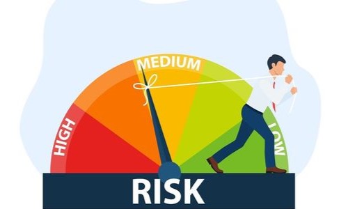 A man pulls a rope, visually representing the risk scale and emphasizing the importance of effective risk management